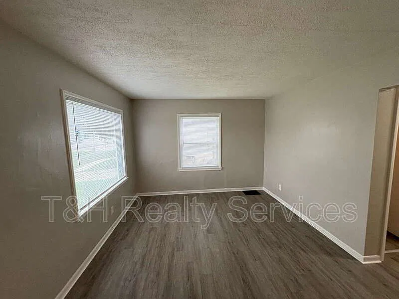 2 bed, 1.0 bath, 720 sqft, $1,050 — Photo 3