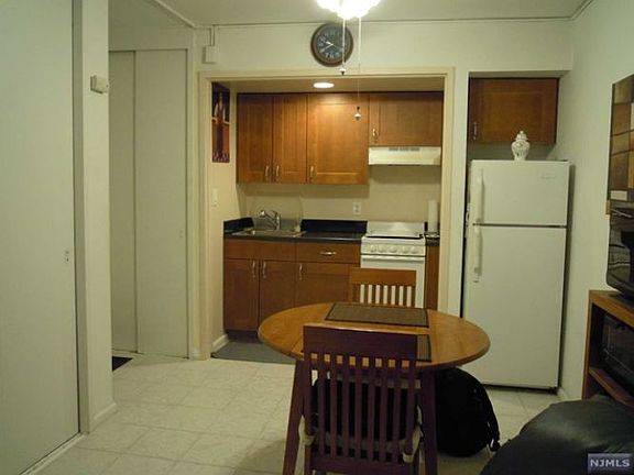3rd image of 400 Park Pl APT 1D