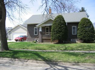 729 N Sycamore St, Monticello, IA 52310