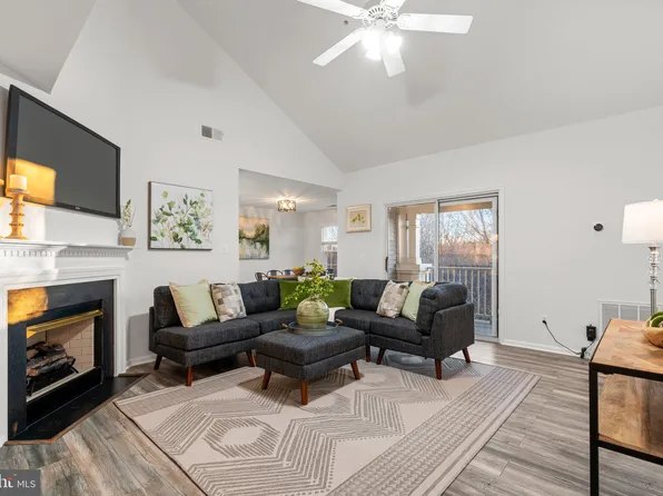 11824 Eton Manor Dr APT 302, Germantown, MD 20876
