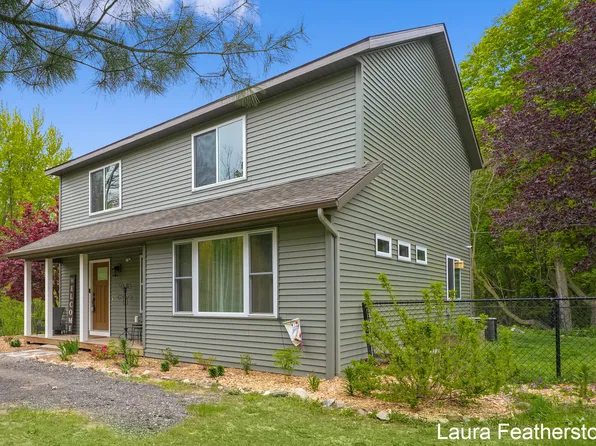 10451 Pine Island Dr NE, Sparta, MI 49345