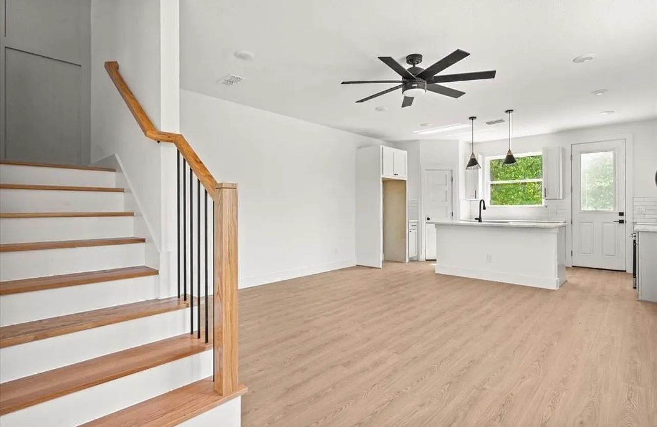 3 bed, 1560 sqft, $1,950 — Photo 2