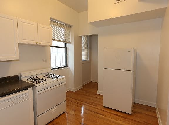 3rd image of 647 W Oakdale Ave #Ua1