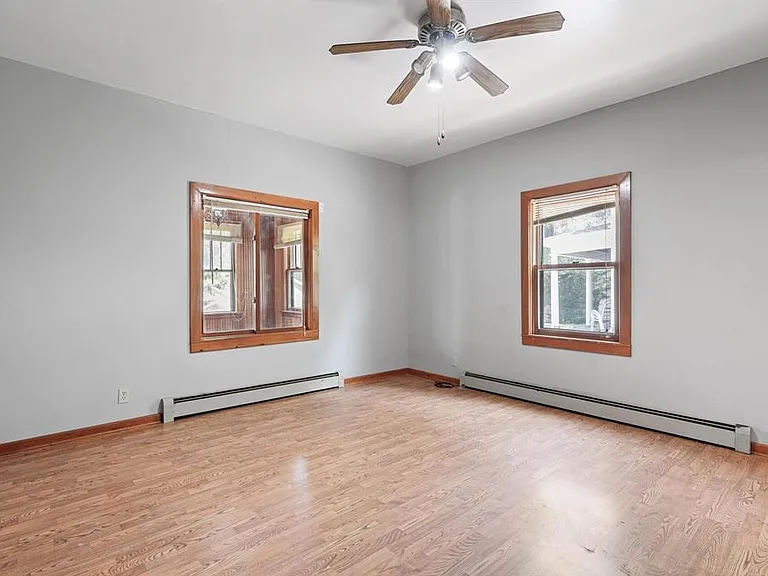 216 Belvidere St E — Photo 9