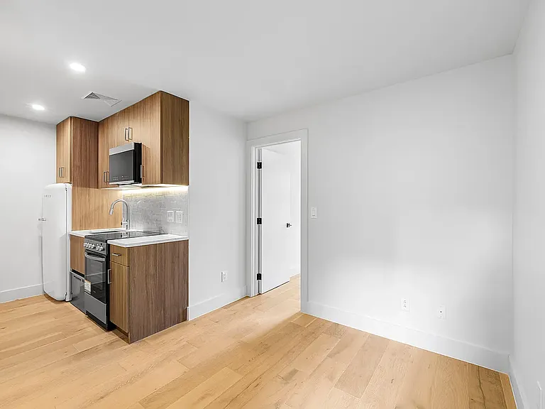 236 W 15th St #23 — Photo 7