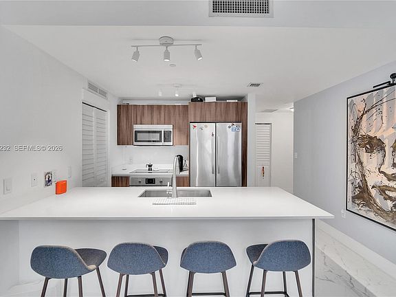 5th image of 488 NE 18th St Unit 1708