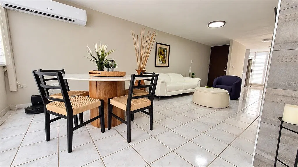 3 bed, 2.0 bath, 1267 sqft, $2,100 — Photo 2