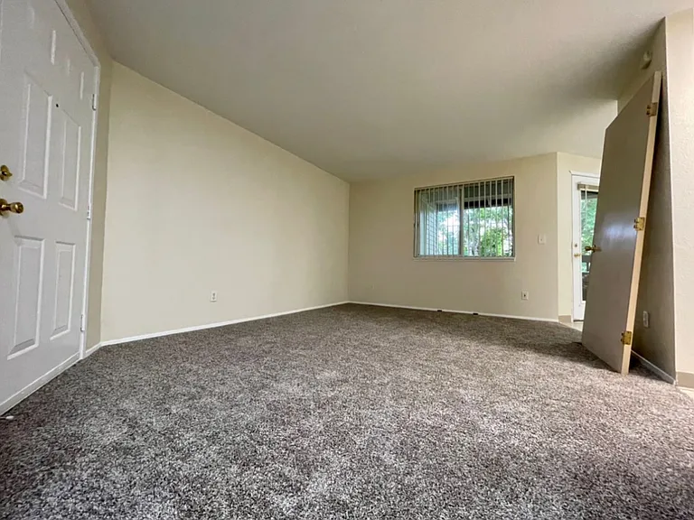 0174-06PP Lindsey Anne Apartments — Photo 4