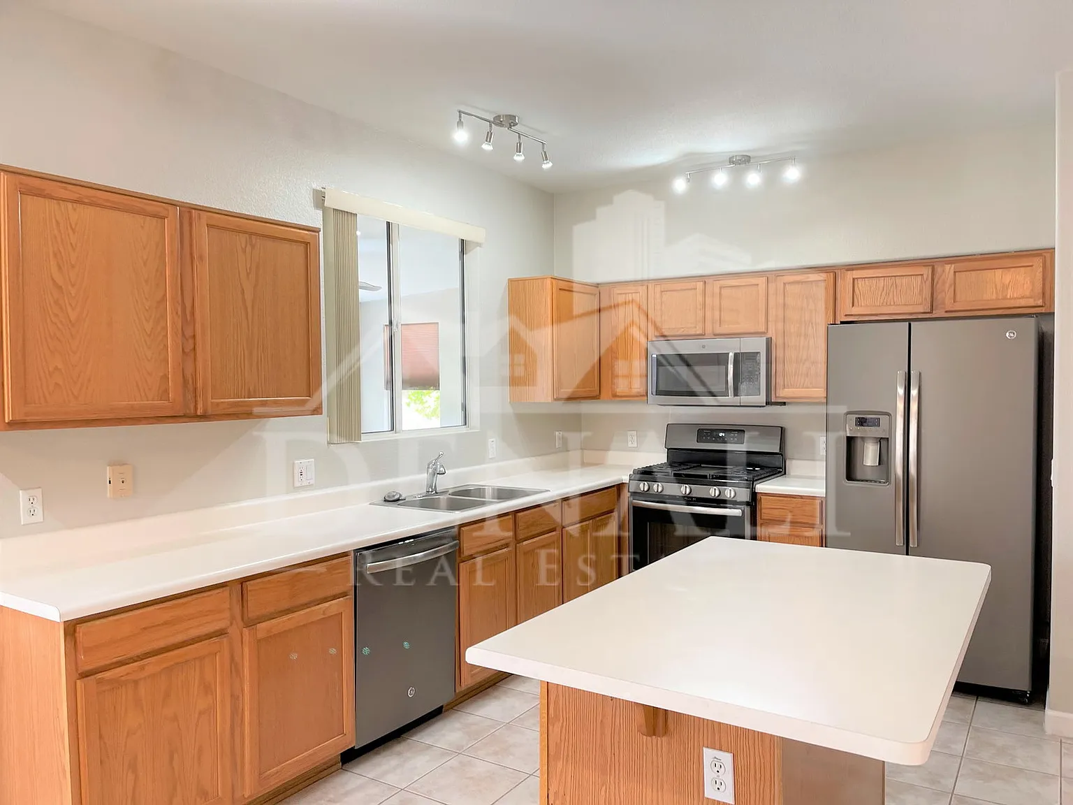 5 bed, 2.5 bath, 2567 sqft, $2,295 — Photo 4