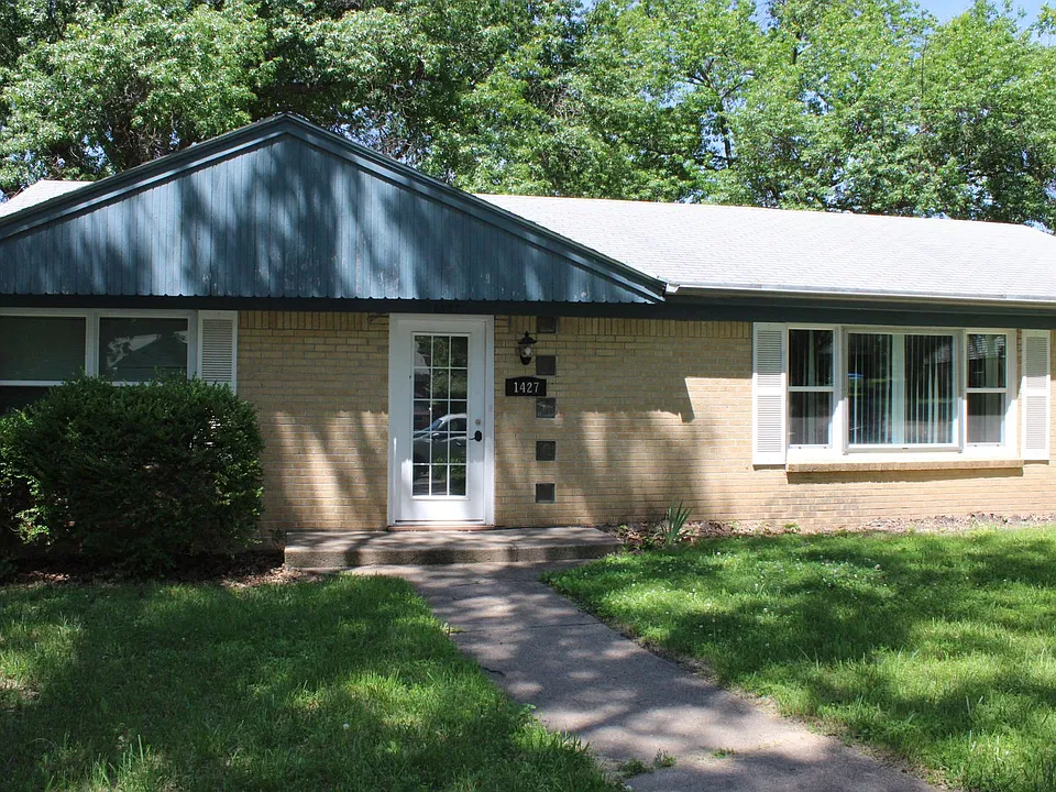 1427 Hillcrest Dr