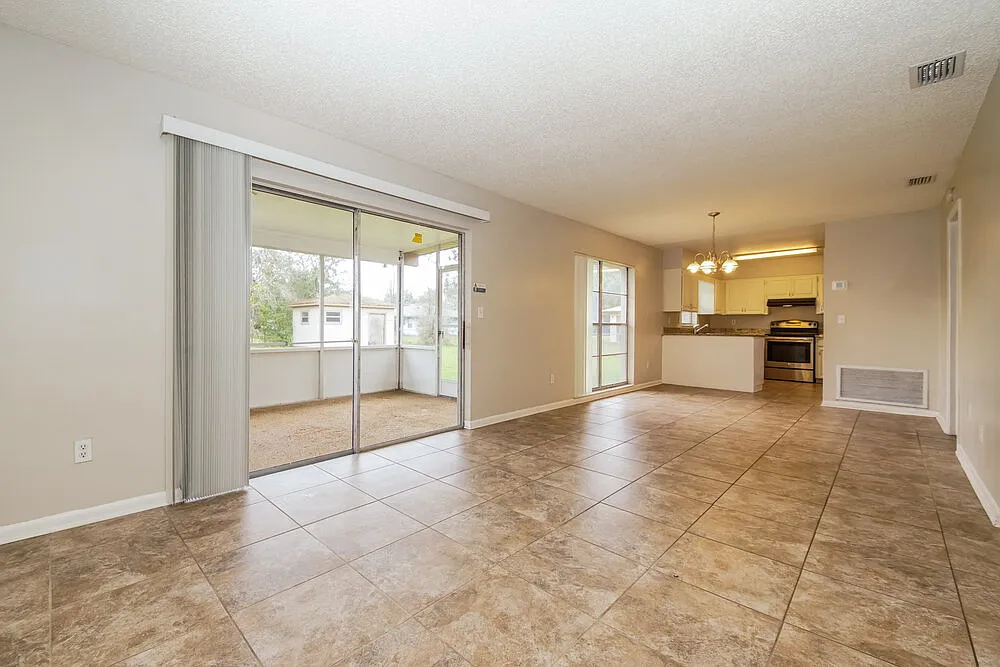 3 bed, 2.0 bath, 1330 sqft, $1,895 — Photo 3