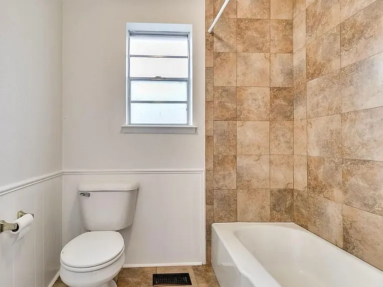 5804 NW 89th St — Photo 17