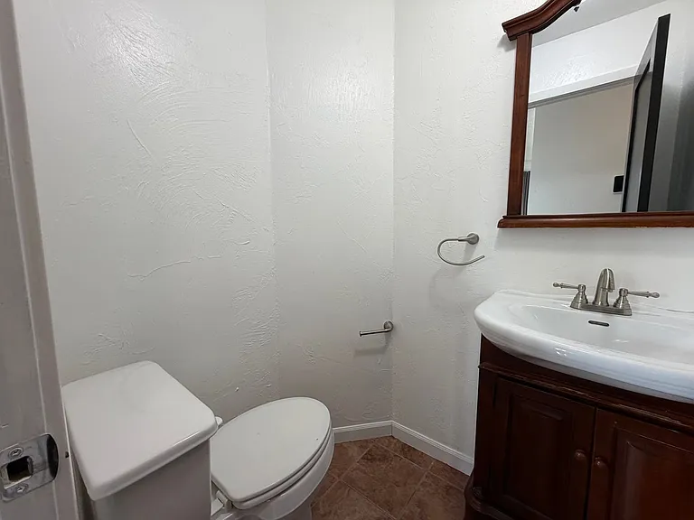 320 Thomas Cir — Photo 4
