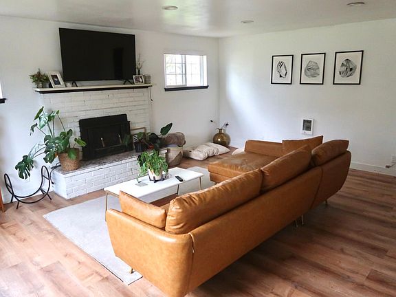 Cozy living room w/ Fireplace