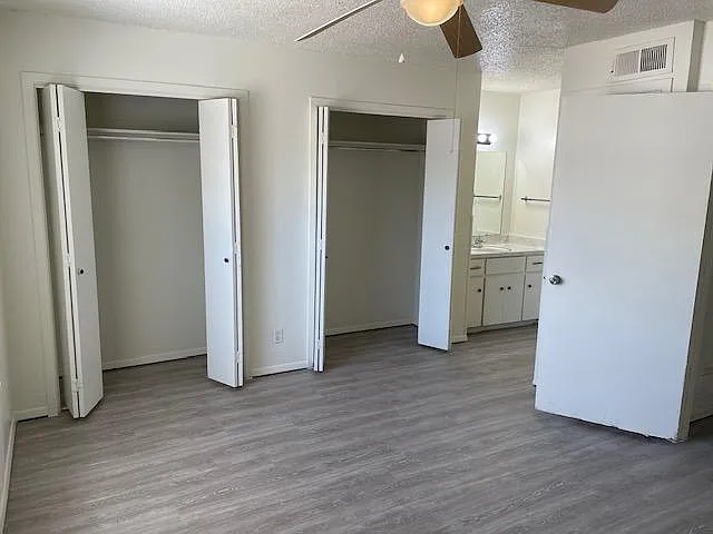 915 N Elm St — Photo 21