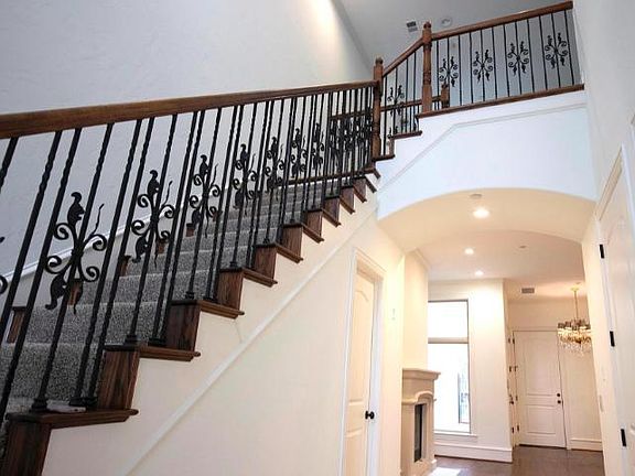 4th image of 818 Thornbury Way