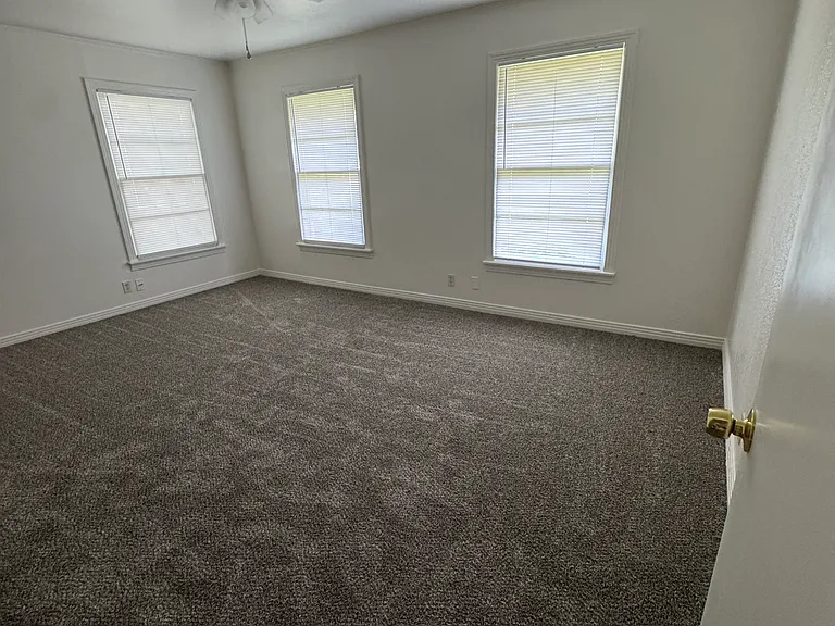 1601 Graham Dr — Photo 4