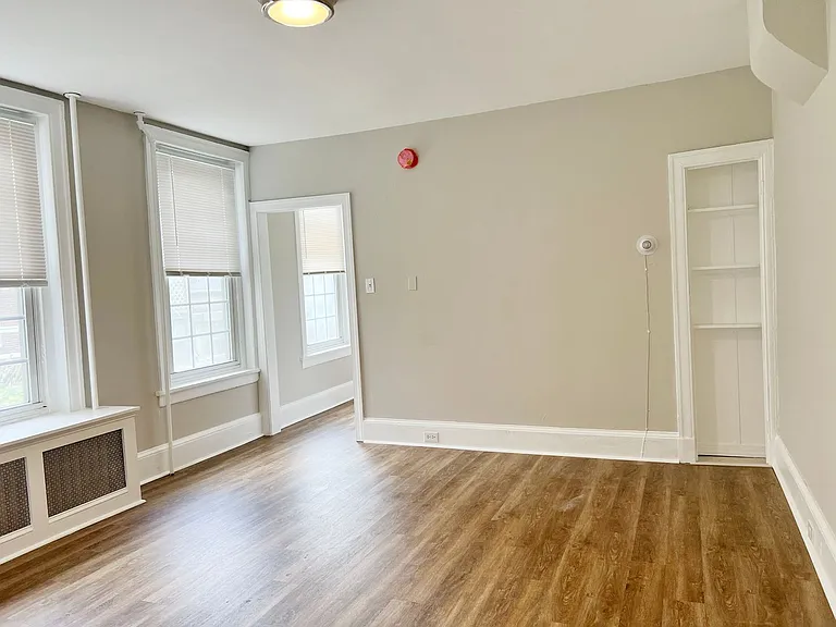 130 E Chestnut St — Photo 14