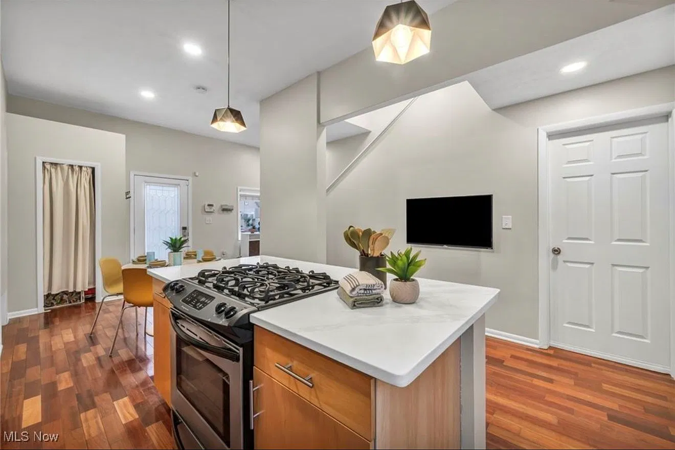 2 bed, 1180 sqft, $2,450 — Photo 2