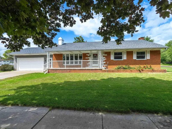 124 11th Ave, De Witt, IA 52742