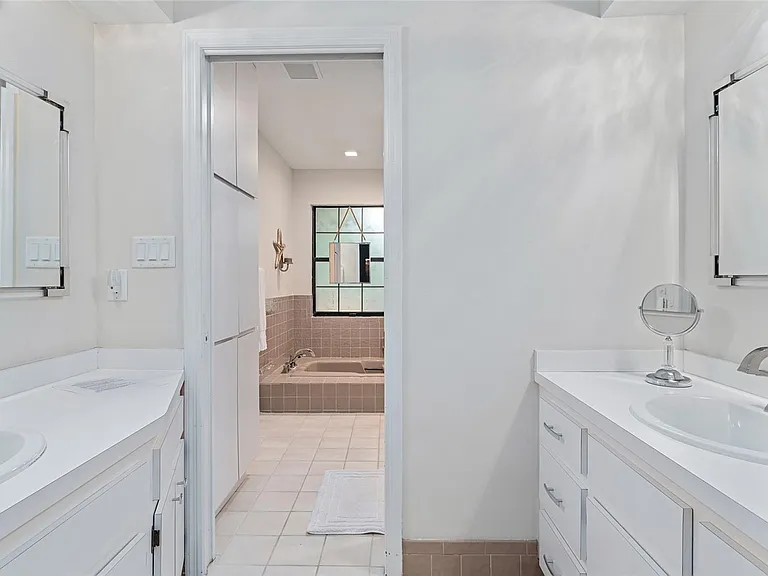 8101 NW 46th St — Photo 45