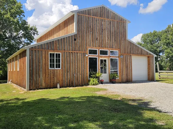 2673 County Farm Rd, Salem, IL 62881