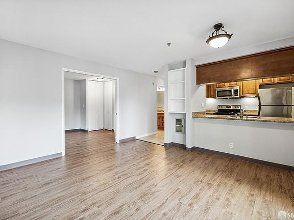 3rd image of 324 Catalpa St Suite 101