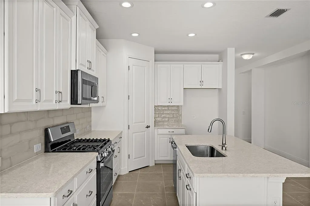 3 bed, 2.0 bath, 1861 sqft, $3,950 — Photo 4