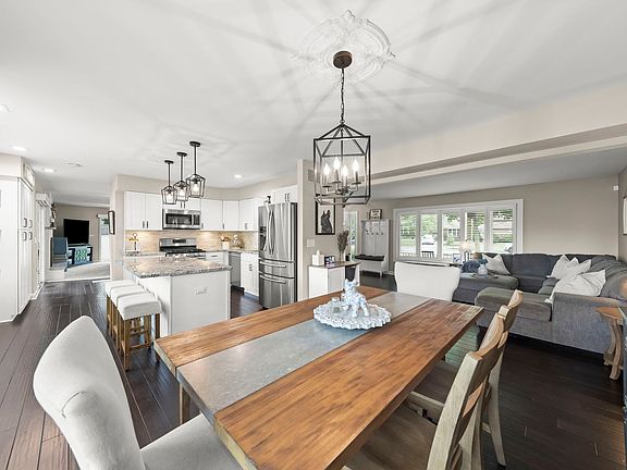 3rd image of 6S110 Carlyle Ct