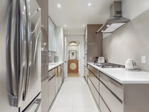 150 Burns Street image 2 of 27