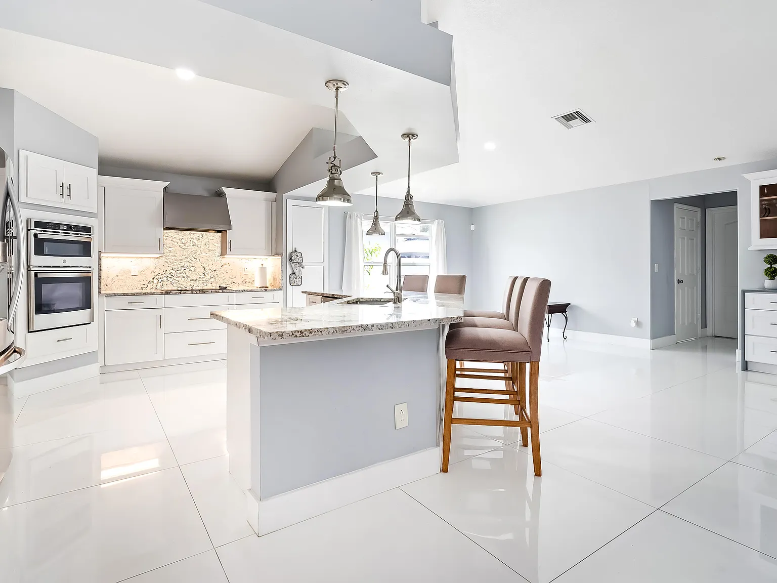 4 bed, 2.0 bath, 2369 sqft, $3,650 — Photo 4