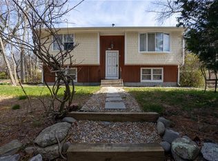 2 Lakeview Dr, Narragansett, RI 02882