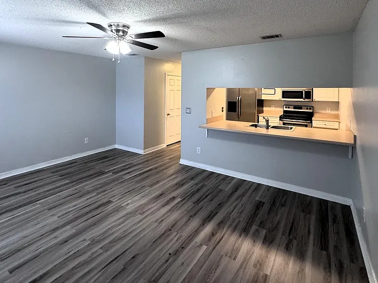 852 Dunwoody Pl — Photo 3