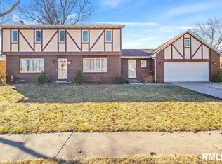 142 Tamarisk Dr, Springfield, IL 62704