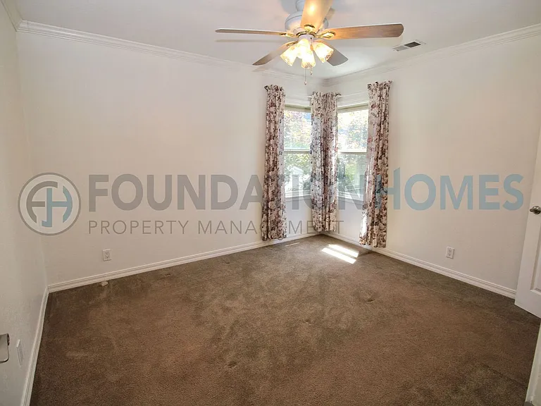 130 Suffield Ave — Photo 16