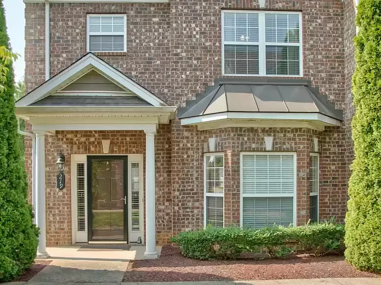 219 Rowlette Cir — Photo 1