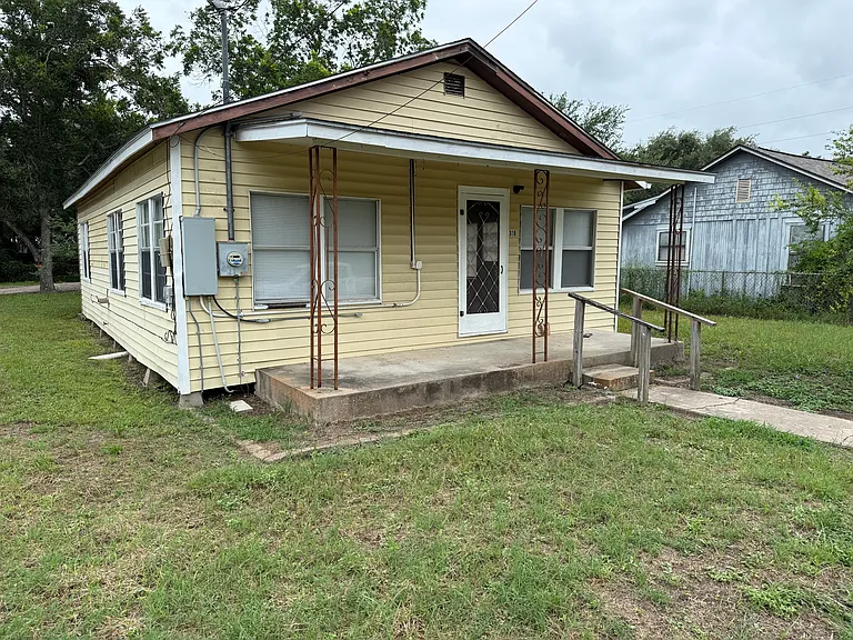 310 E Rachal St — Photo 2