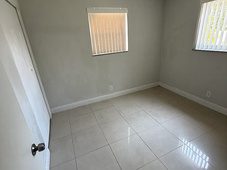 NW 11th Ave — Photo 3