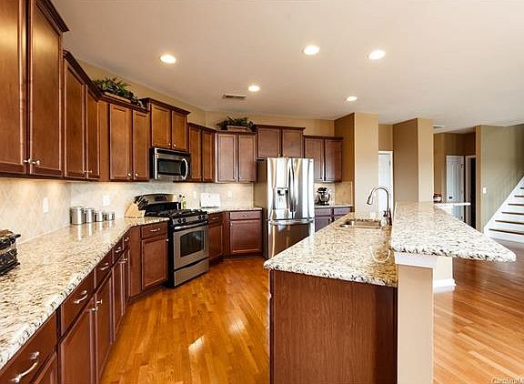 3rd image of 2408 Winnsford Ln