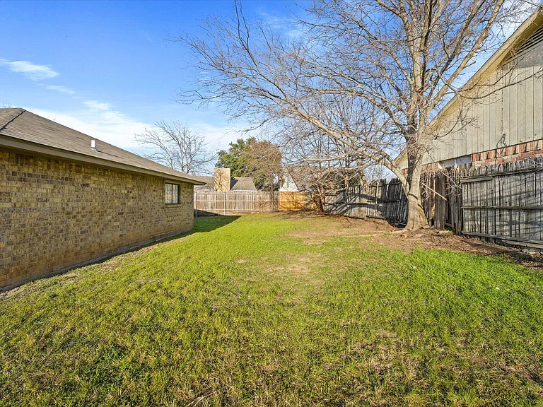 3925 Wendover Dr — Photo 16