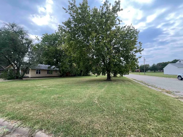 825 N 5th St, Arkansas City, KS 67005