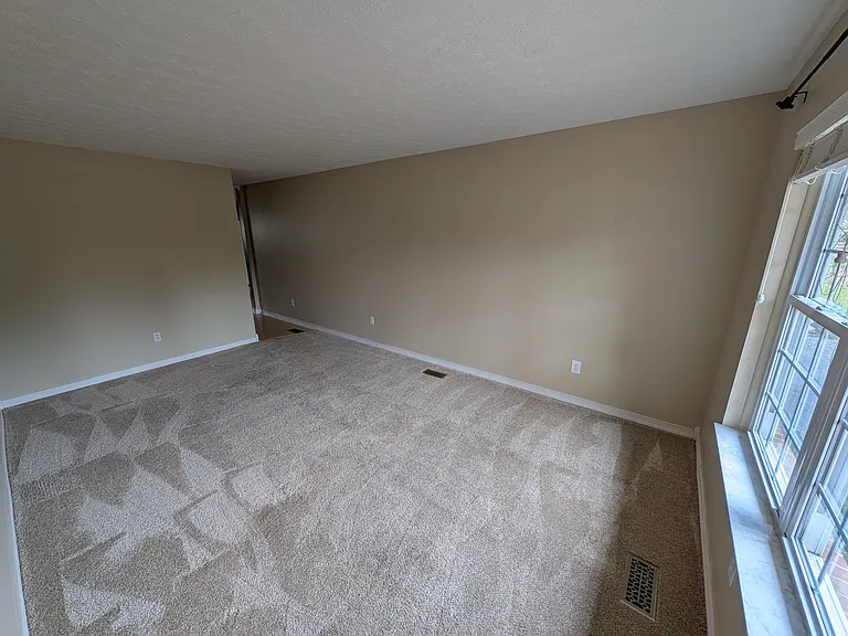 698 Liberty Ln — Photo 6