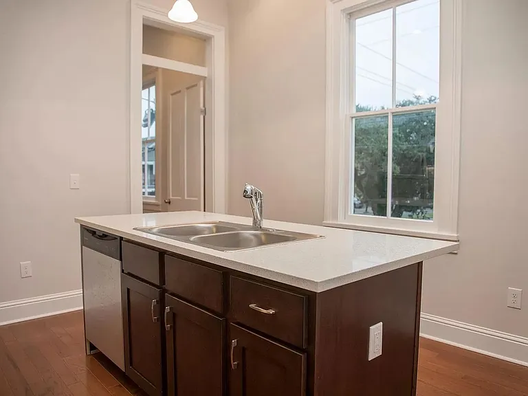 3200 Banks St — Photo 3