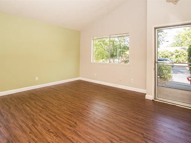 701 Braddock Ct — Photo 11