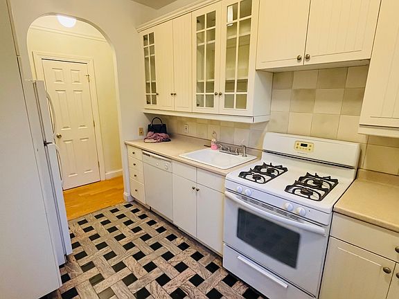 4th image of 2234 Ocean Ave #2