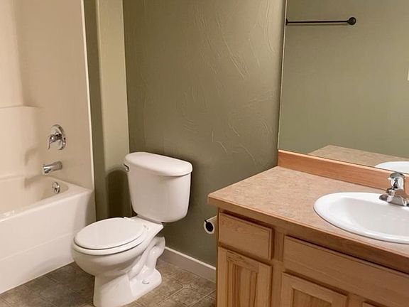 4th image of 979 Forestglen Dr APT C