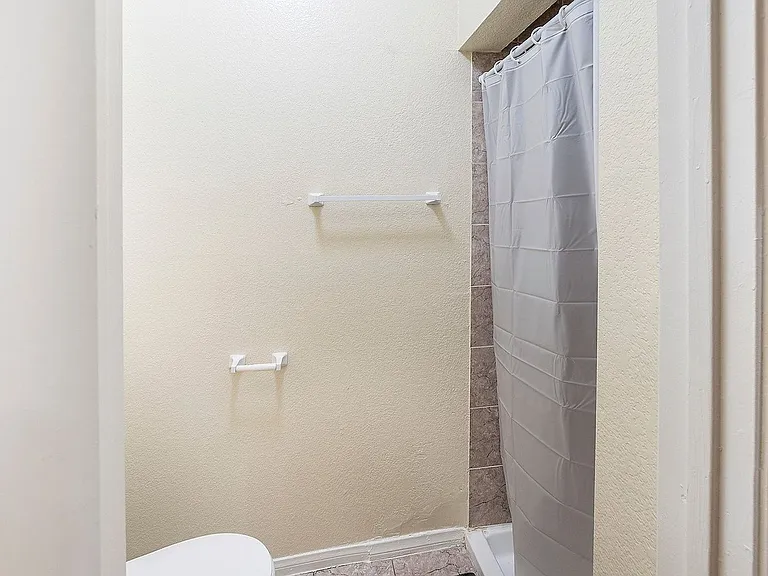 Soto Rose Apartments — Photo 21
