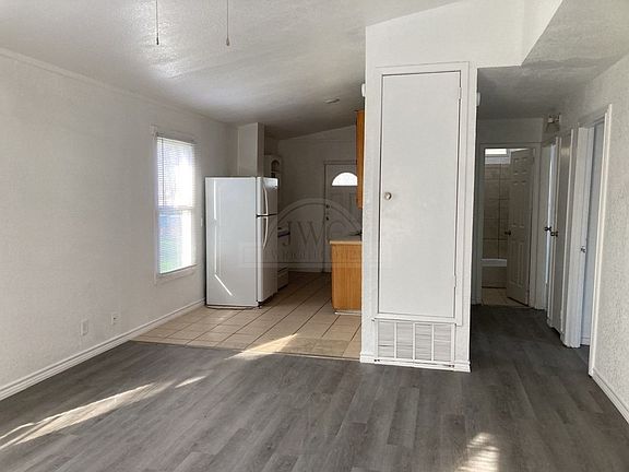 3rd image of 905 Evergreen Dr
