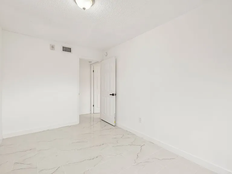 The Oaks Apartments — Photo 79