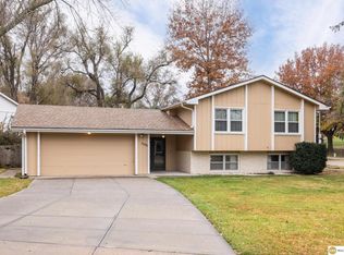 1105 Crest Rd, Papillion, NE 68046